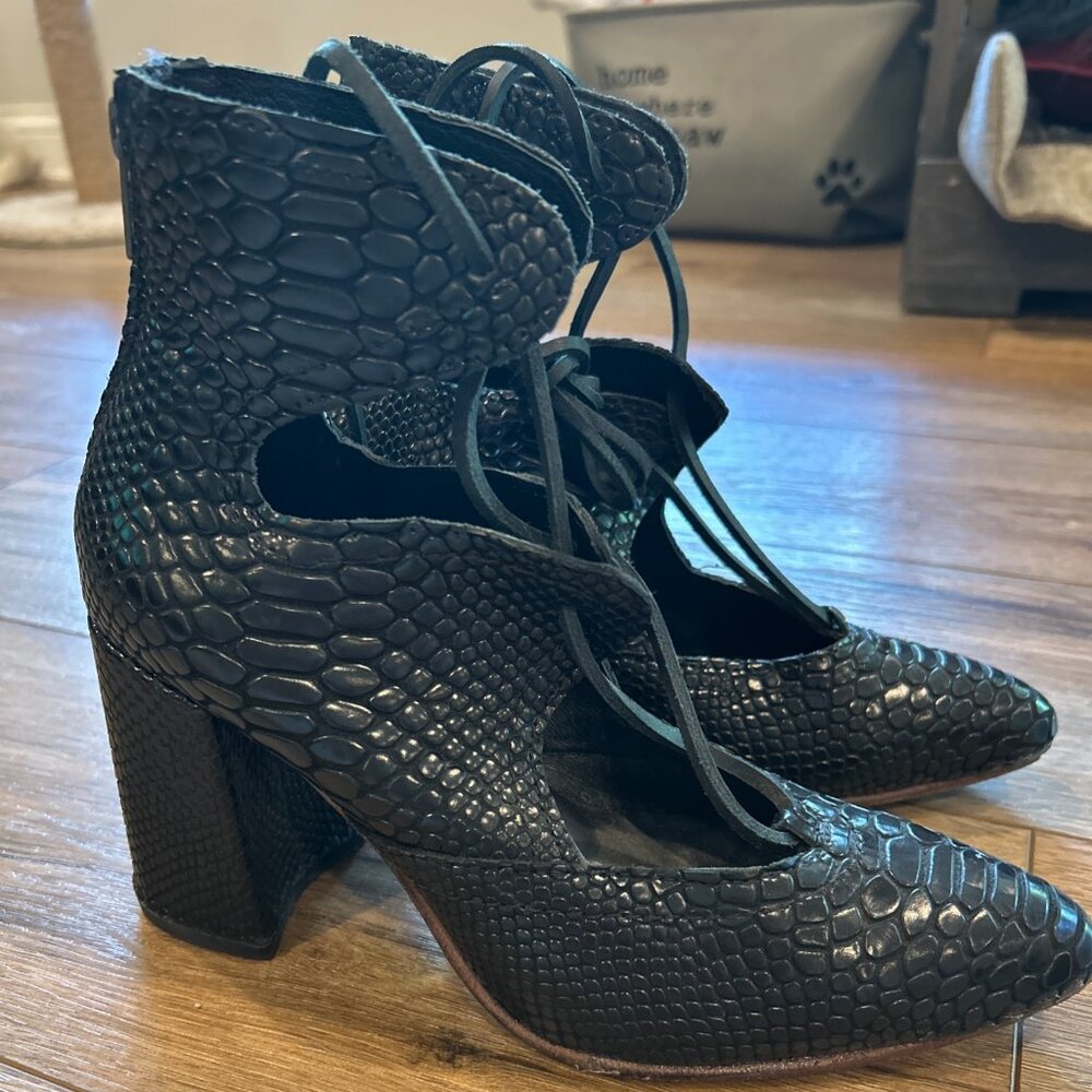 FREEBIRD BY STEVEN JOYCE BLACK SNAKE LACE UP BOOTIES HEELS SHOES Size 8 NWOT